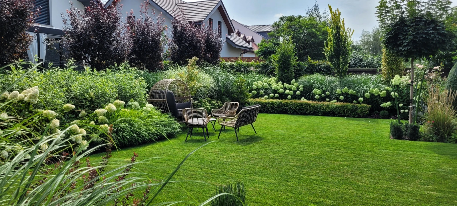 Ogród Ewy - bujne rabaty i miejsca wypoczynku, ujęcie 04